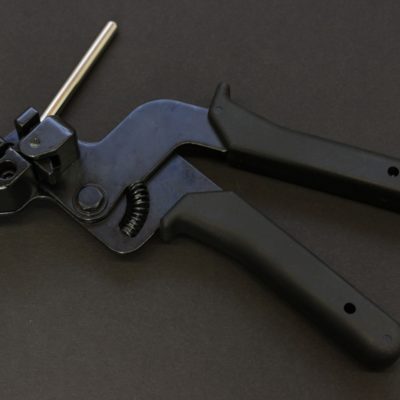 Strapping pliers for installation clamps