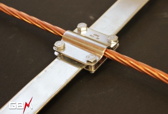 Connection clamp for cross conductors.