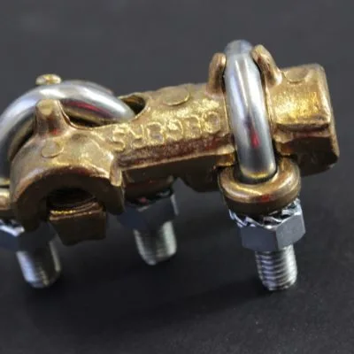 Brass tee fitting for conductor from 10 to 70mm², steel brackets