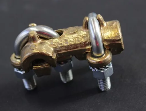 Brass tee fitting for conductor from 10 to 70mm², steel brackets