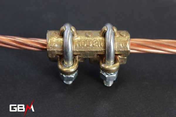 Straight brass connector for conductor from 10 to 70mm², steel brackets