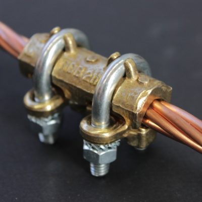 Straight brass connector for conductor from 10 to 70mm², steel brackets