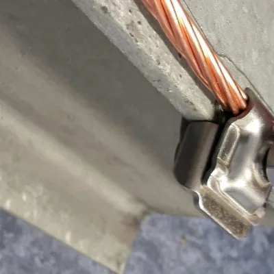 Raccord pour mise à la terre de charpente